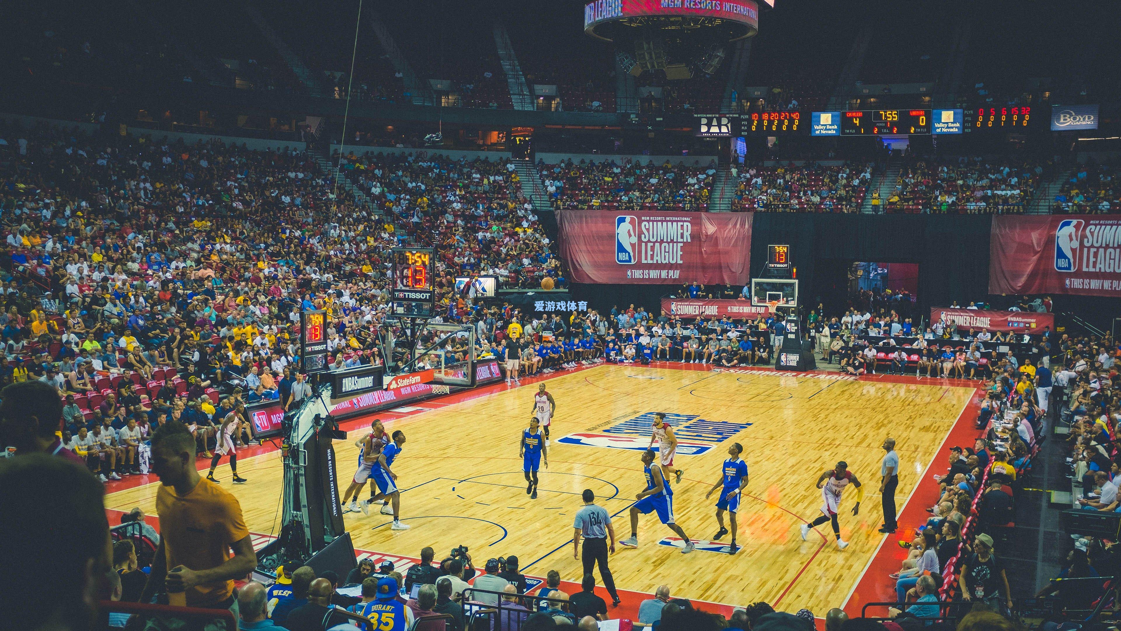 看醉了！曼联第71分钟险再丢球，对手射门连中两框随后被吹越位